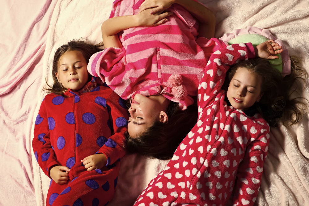 Трахает трех подруг в пижамах перед сном