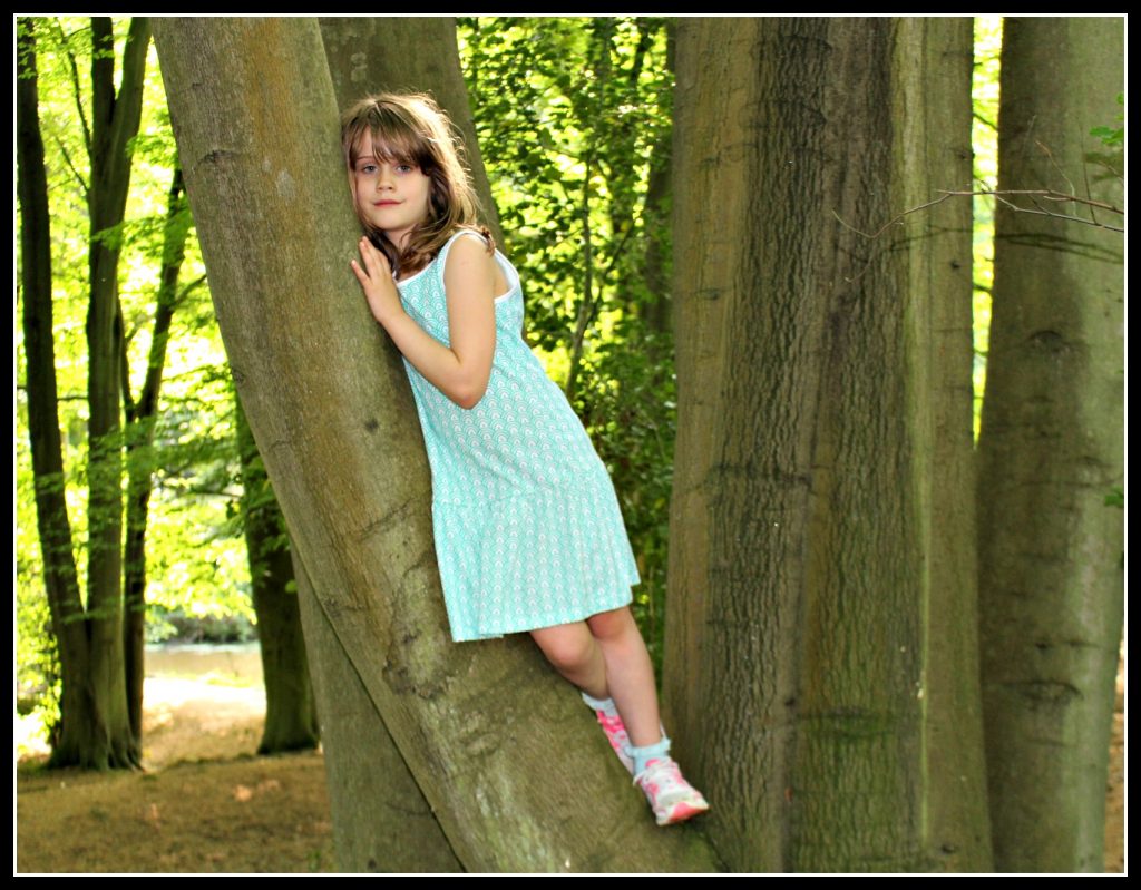 climbing trees, trees, outdoor play, playing outdoors, active children, healthy children