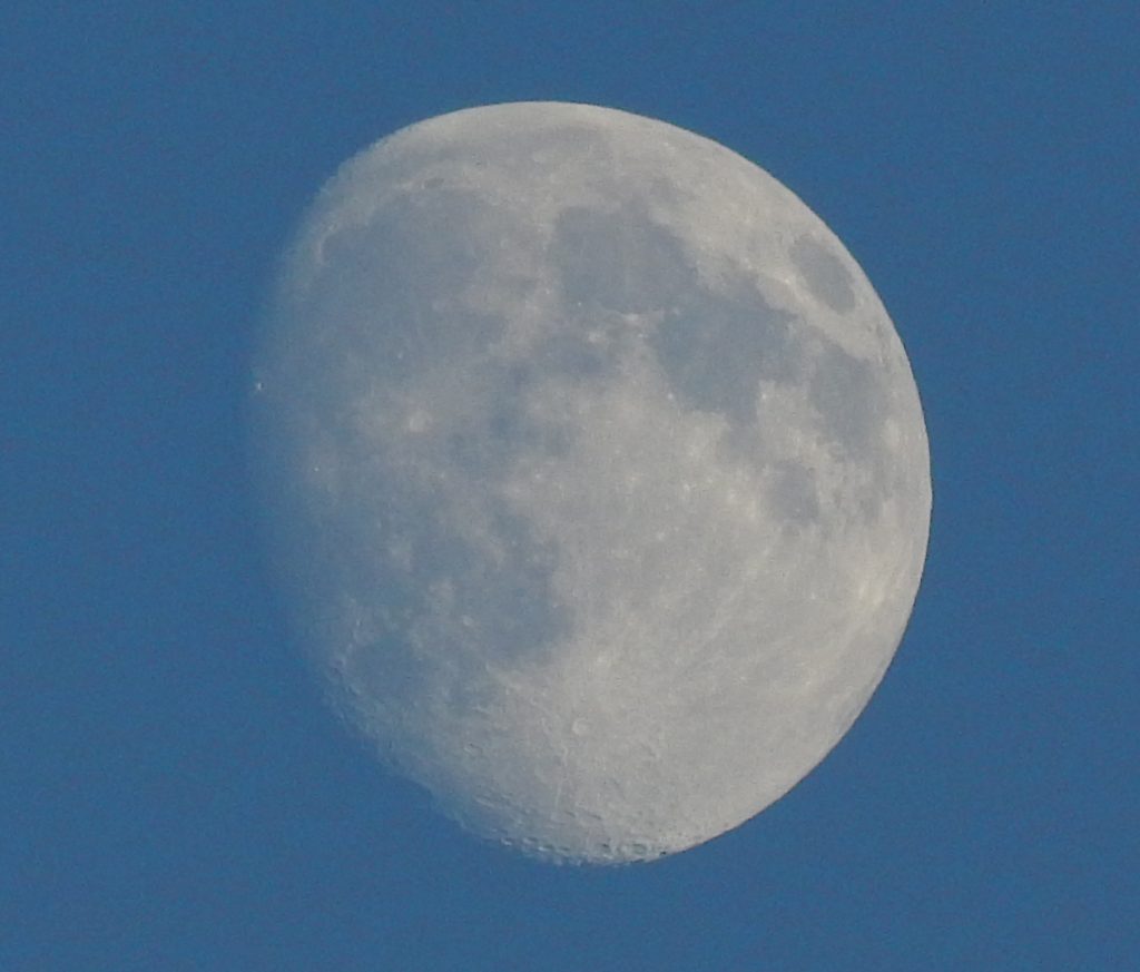 photograph waxing moon, waxing moon photograph, moon, waxing moon, Nikon Coolpix, Nikon Coolpix L820, camera, point and shoot, bridge