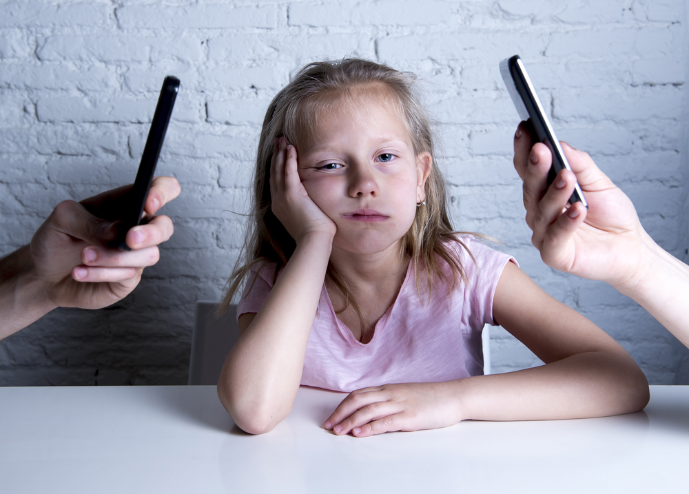 mobile phones, parenting, Sue Atkinds, mobile phone addicts, dad blog uk, dadbloguk.com, school run dad