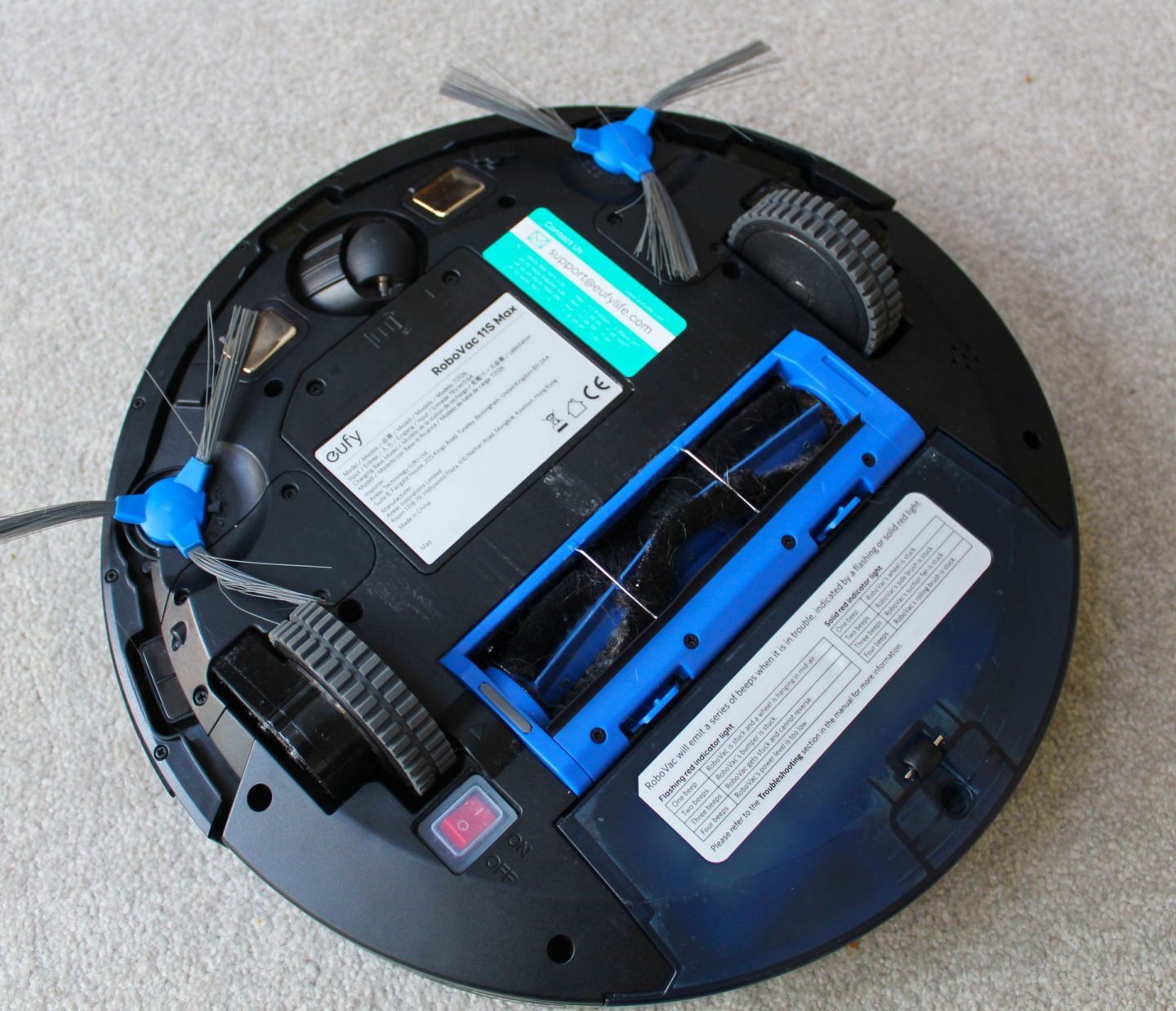 undersde of robovac, robovac, vacuumm cleaner, remote control vacuum cleaner.