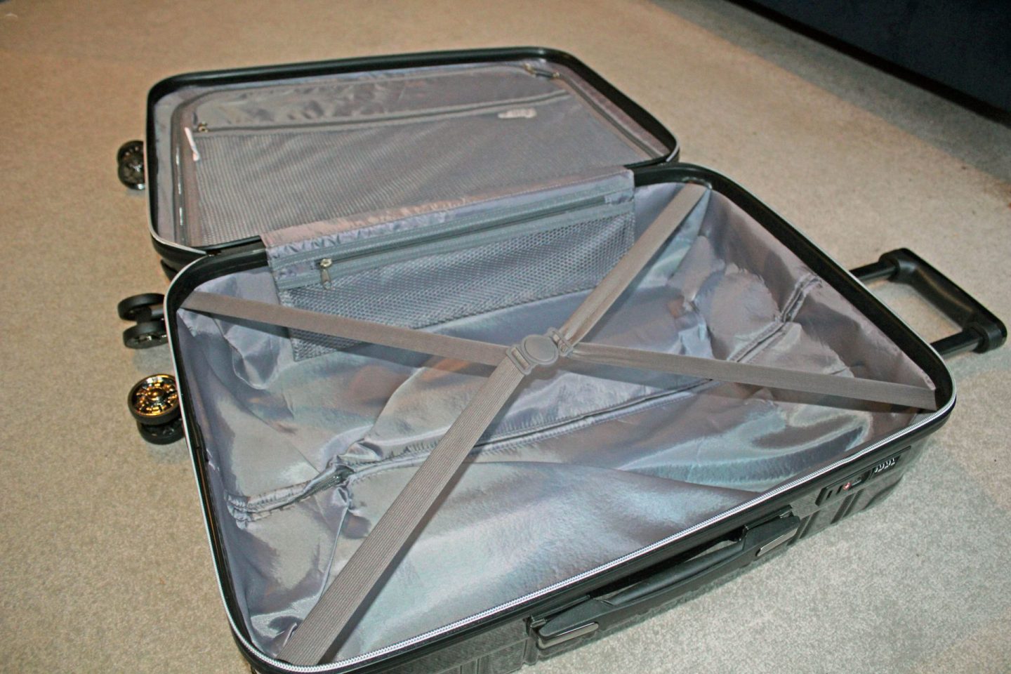 Picture of the interior of the Chicago case from Rock Luggage. A great choice if you need luggage for families.