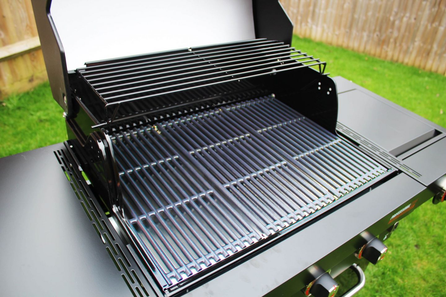 Char-Broil gas grill barbecue. Professional Core B3